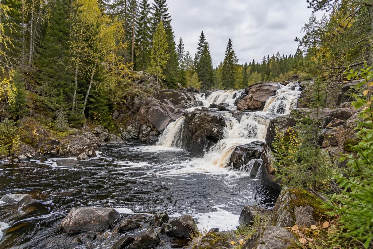 Северная река и водопад